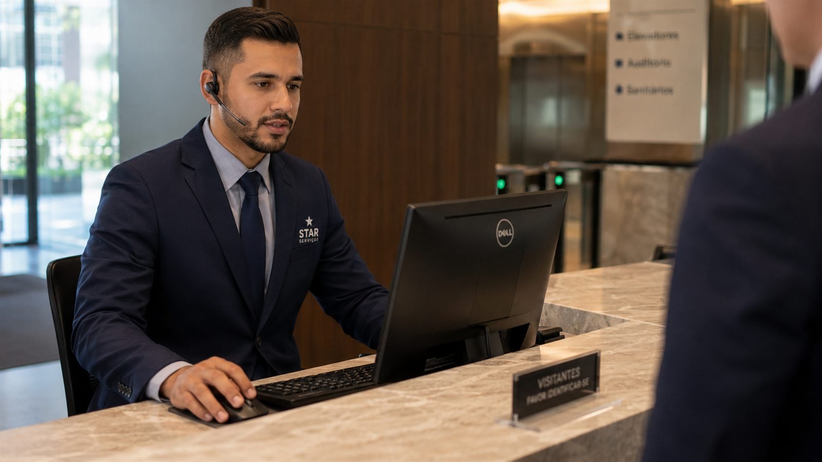 Recepcionista da Star atendendo com headset no balcão de um lobby corporativo
