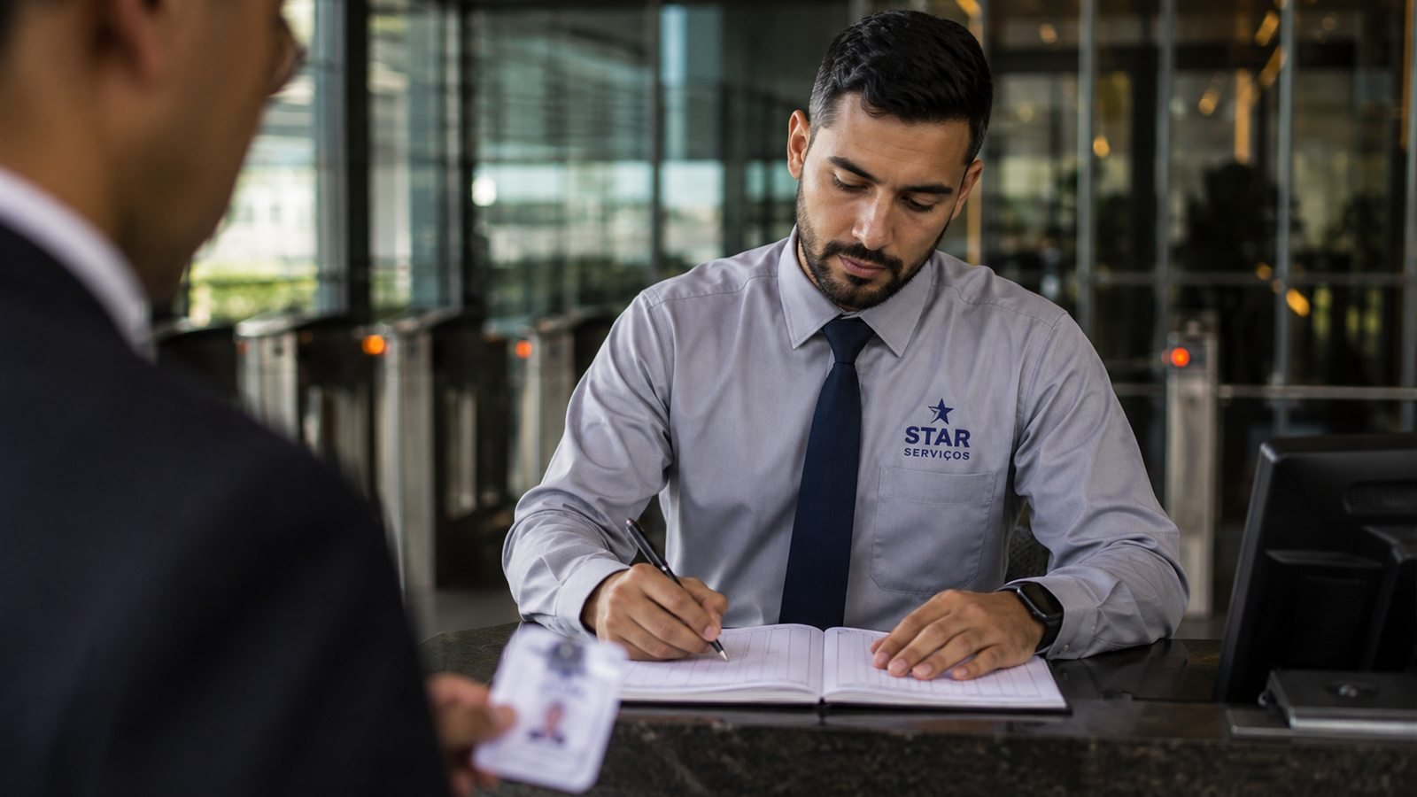 Operador da Star registrando a entrada de um visitante no livro de controle de acesso